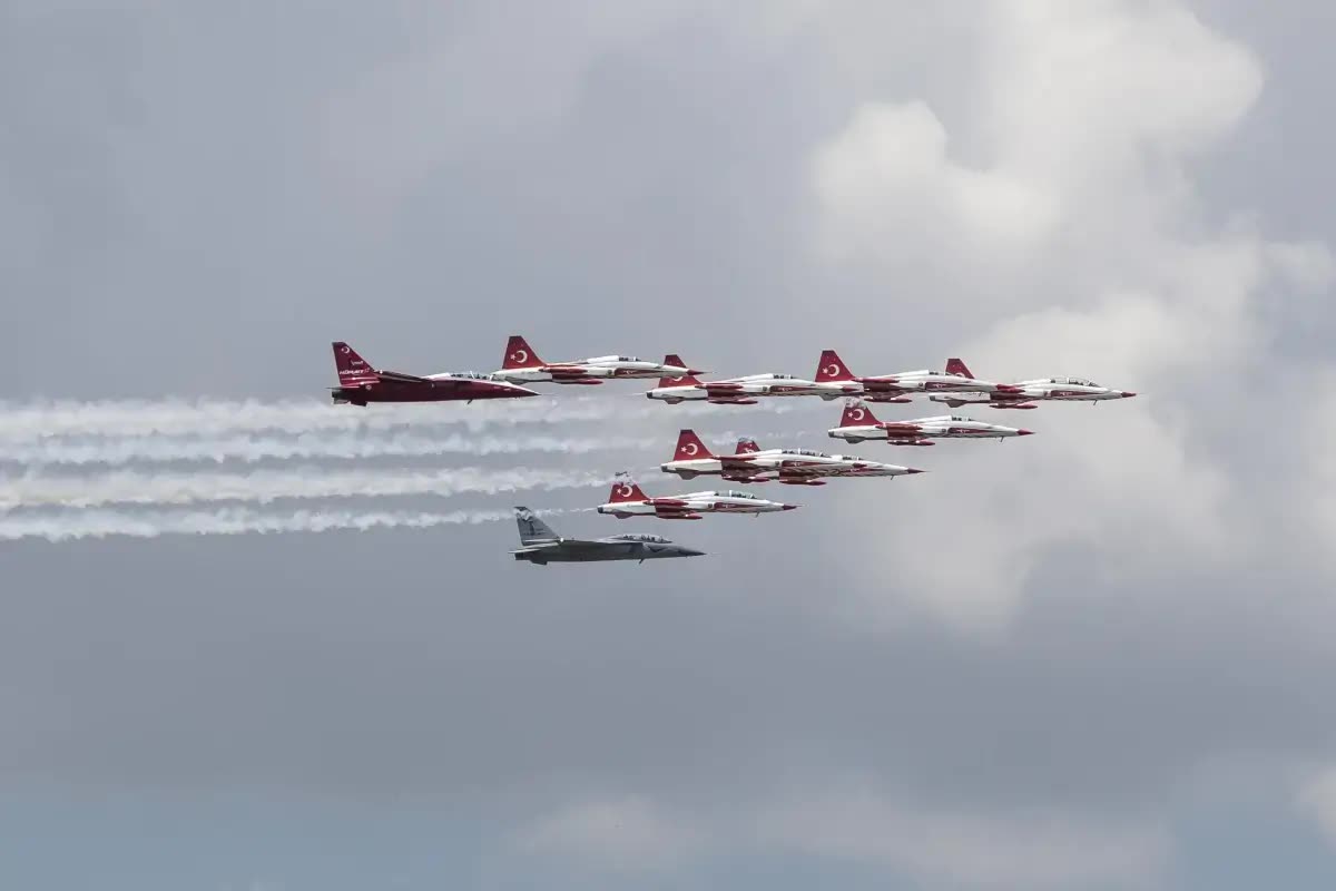 HÜRJET ve Türk Yıldızları'ndan 10'lu kol uçuşu