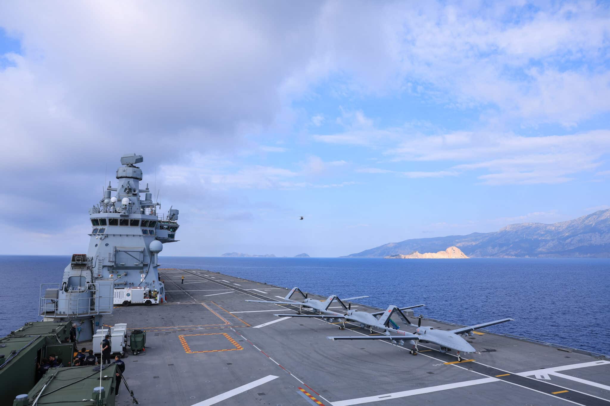 Bayraktar TB3 TCG Anadolu'dan kalkarken