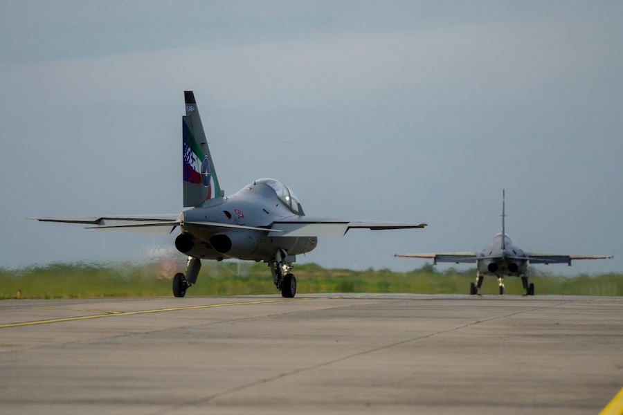 Leonardo M-346 ve BAYKAR KIZILELMA otonom formasyon uçuşu