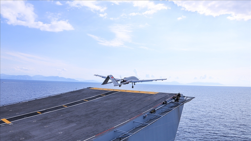 TCG Anadolu güvertesinde Bayraktar TB3 iniş yapıyor