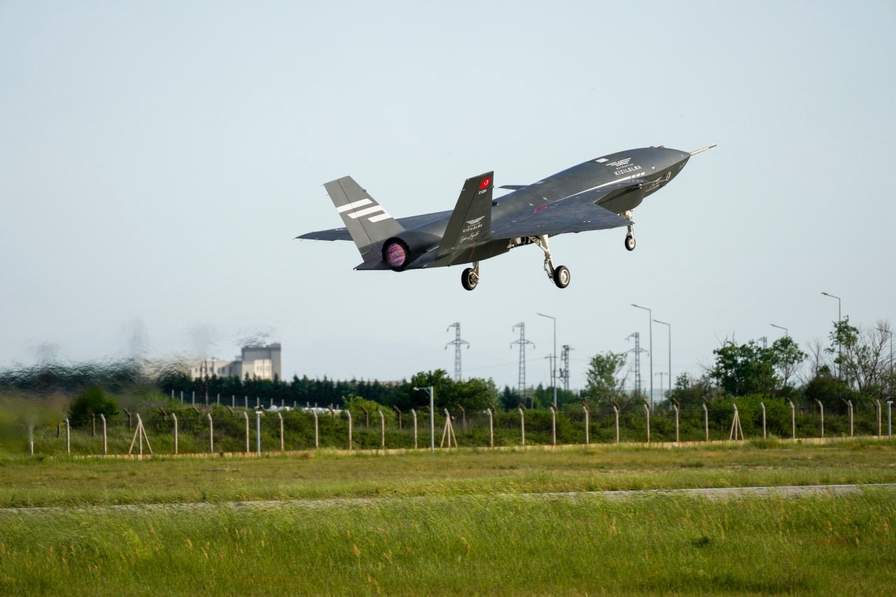 Bayraktar Kızılelma ve Leonardo M-346 kol uçuşunda