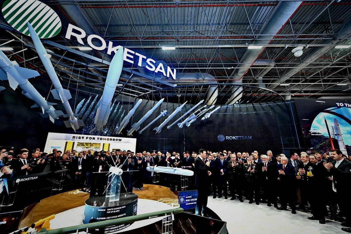 ROKETSAN standında füze ve roket sistemleri sergisi