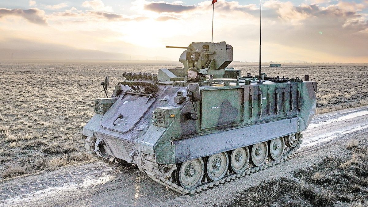Zırhlı personel taşıyıcı açık arazide saha testinde