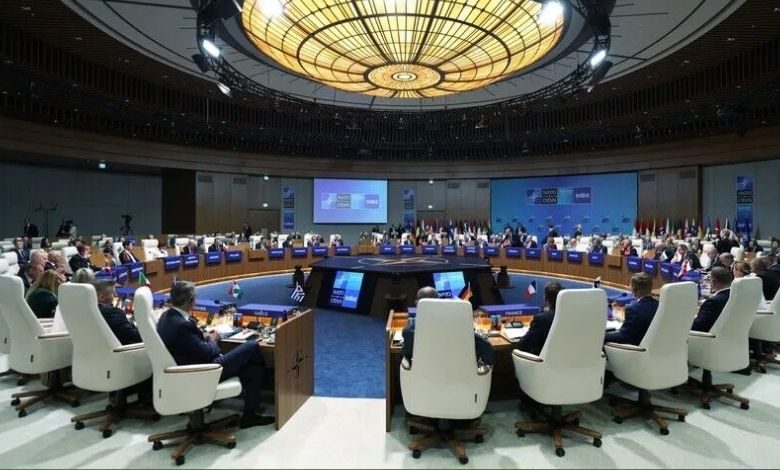 NATO zirvesi salonunda ülke bayrakları ve delegasyon masaları