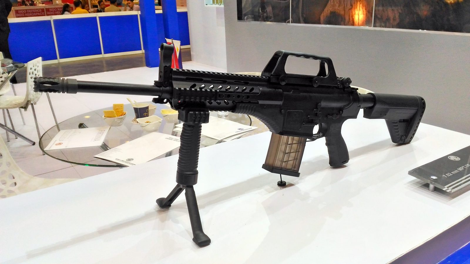 MPT-76 milli piyade tüfeği bipod üzerinde sergileniyor