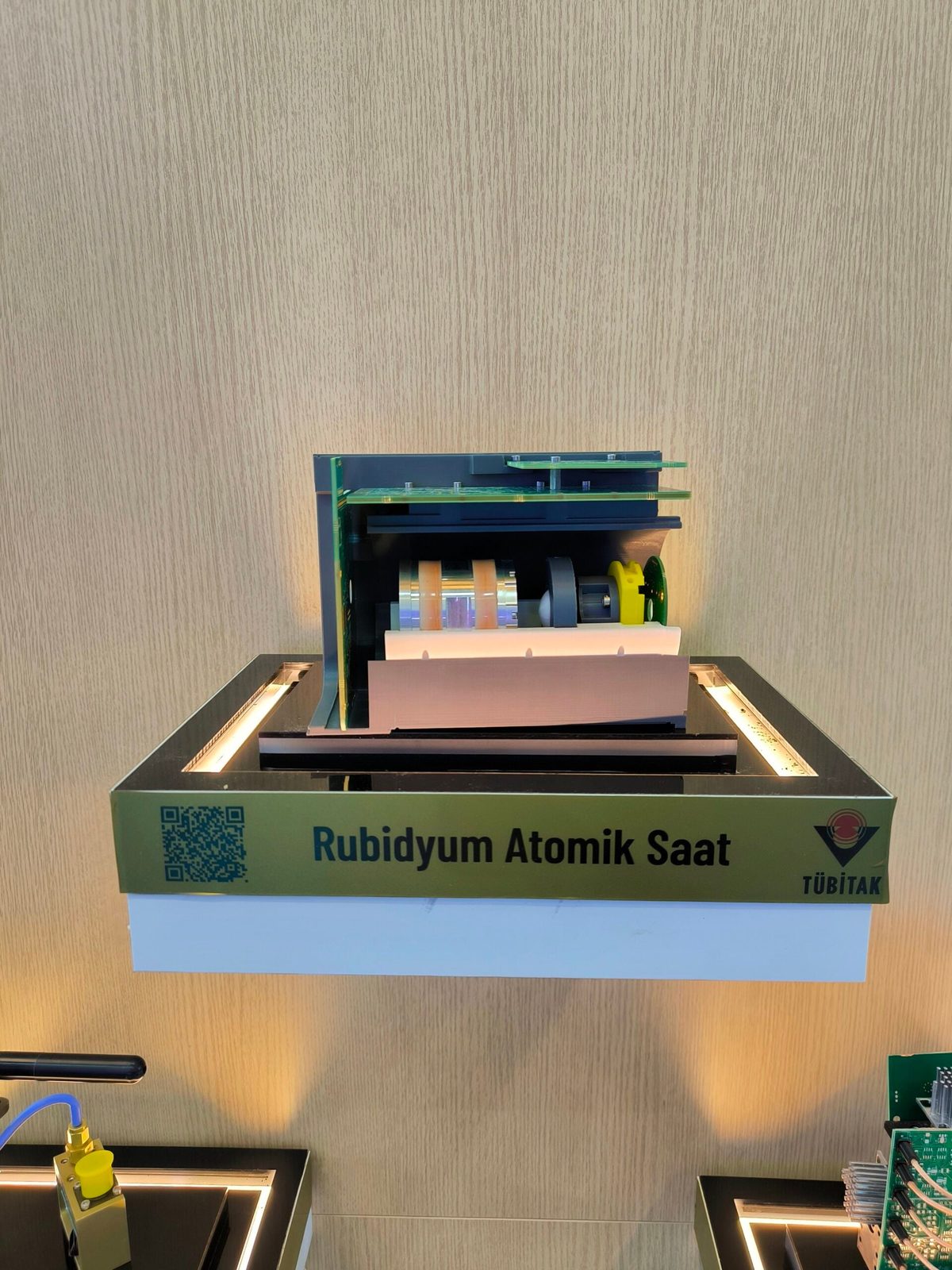 Yerli Rubidyum Atomik Saat cihazı TÜBİTAK sergi standında yakın plan