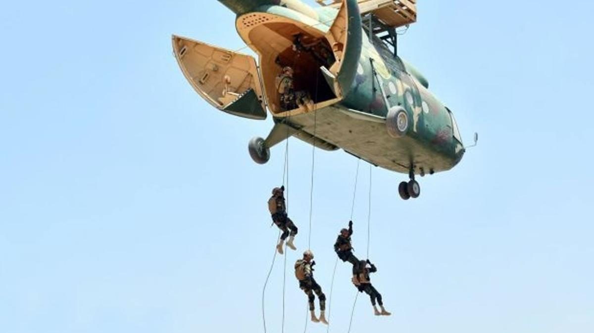 Özel kuvvet komandoları helikopterden halatla iniş yaparken tatbikatta