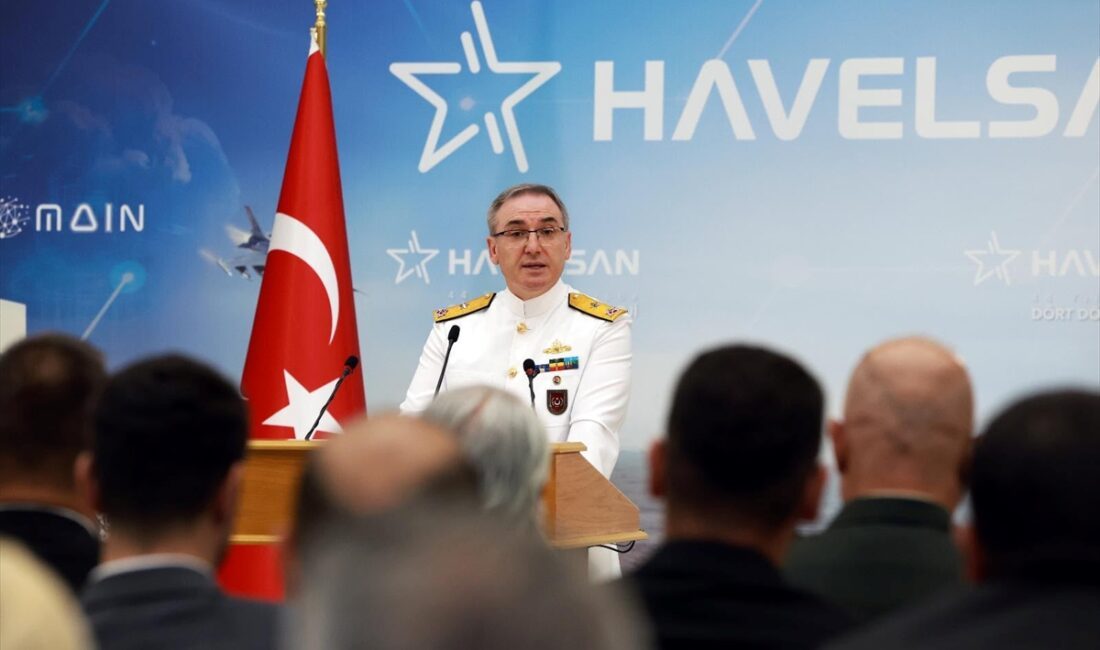 Milli Savunma Bakanlığı sözcüsü basın brifinginde kürsüde konuşuyor