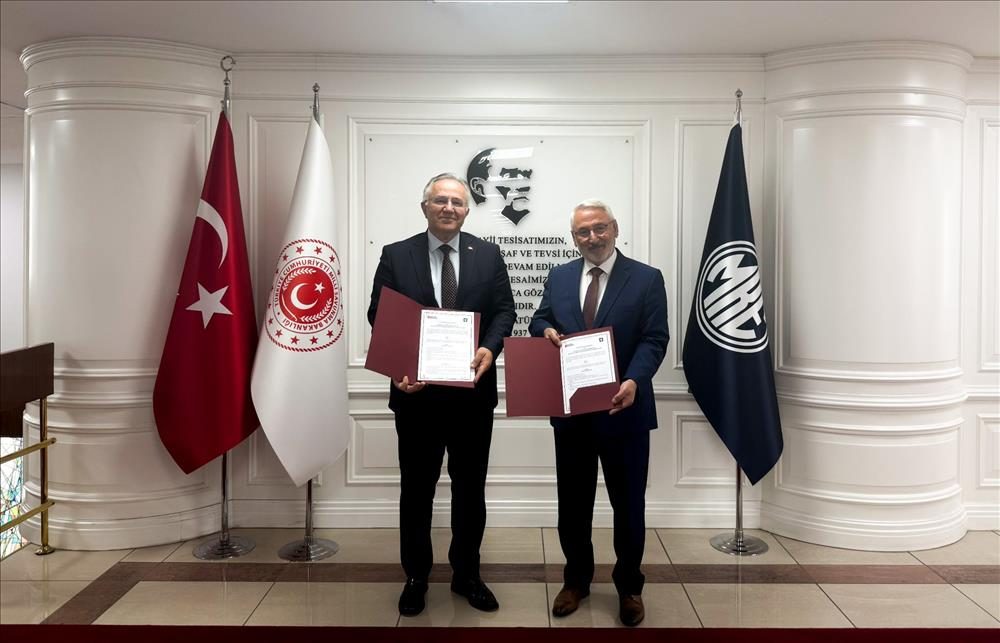MKE ve Hacettepe yetkilileri imzalanan iş birliği protokolünü törende tutuyor