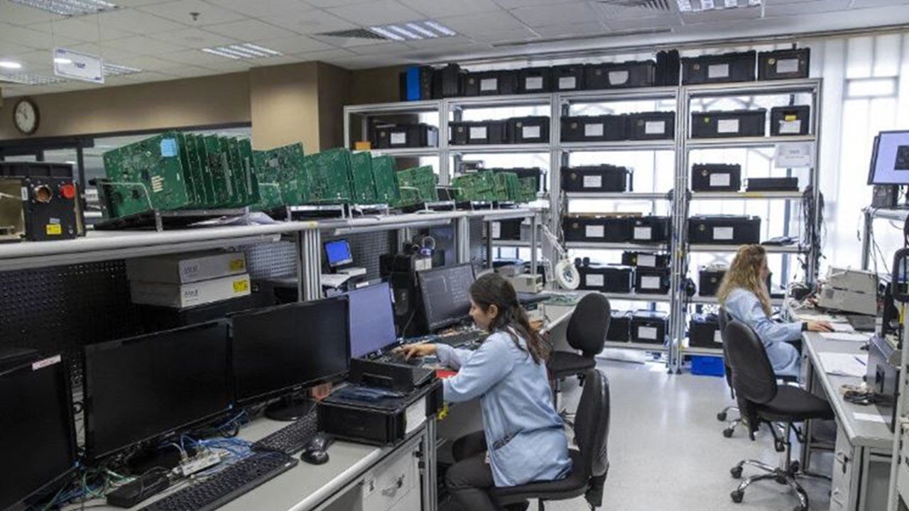 SDT laboratuvarında mühendisler elektronik kartlar üzerinde çalışıyor