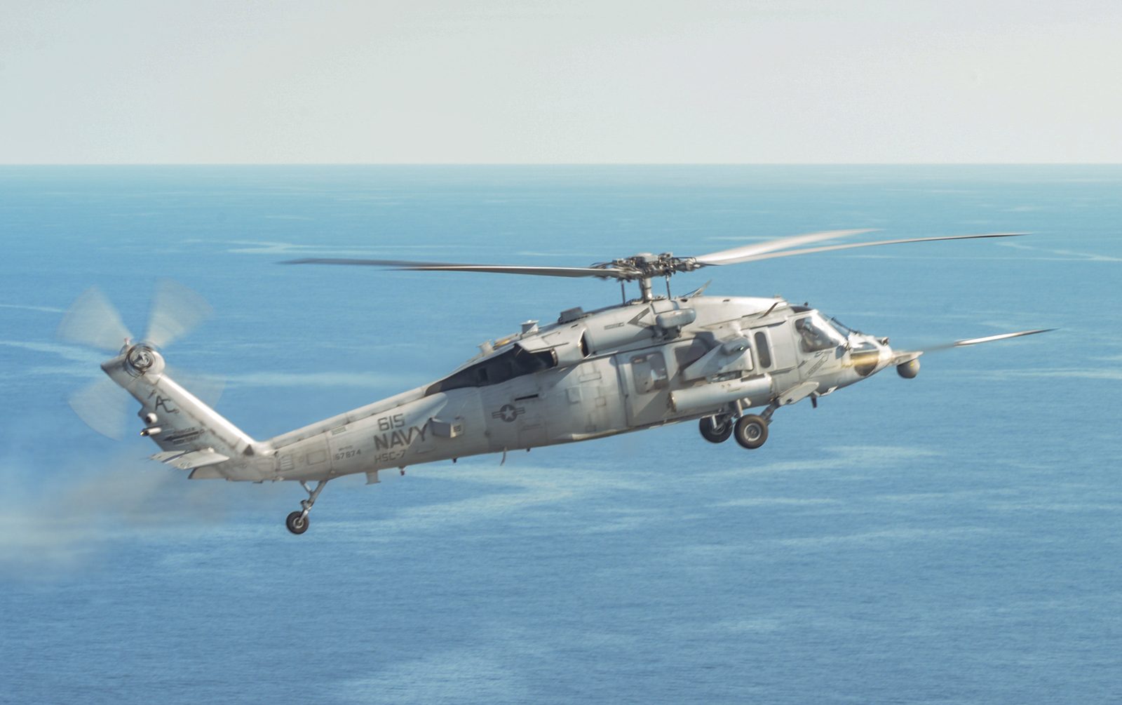 Deniz helikopteri lazer güdümlü roket testi sırasında havada