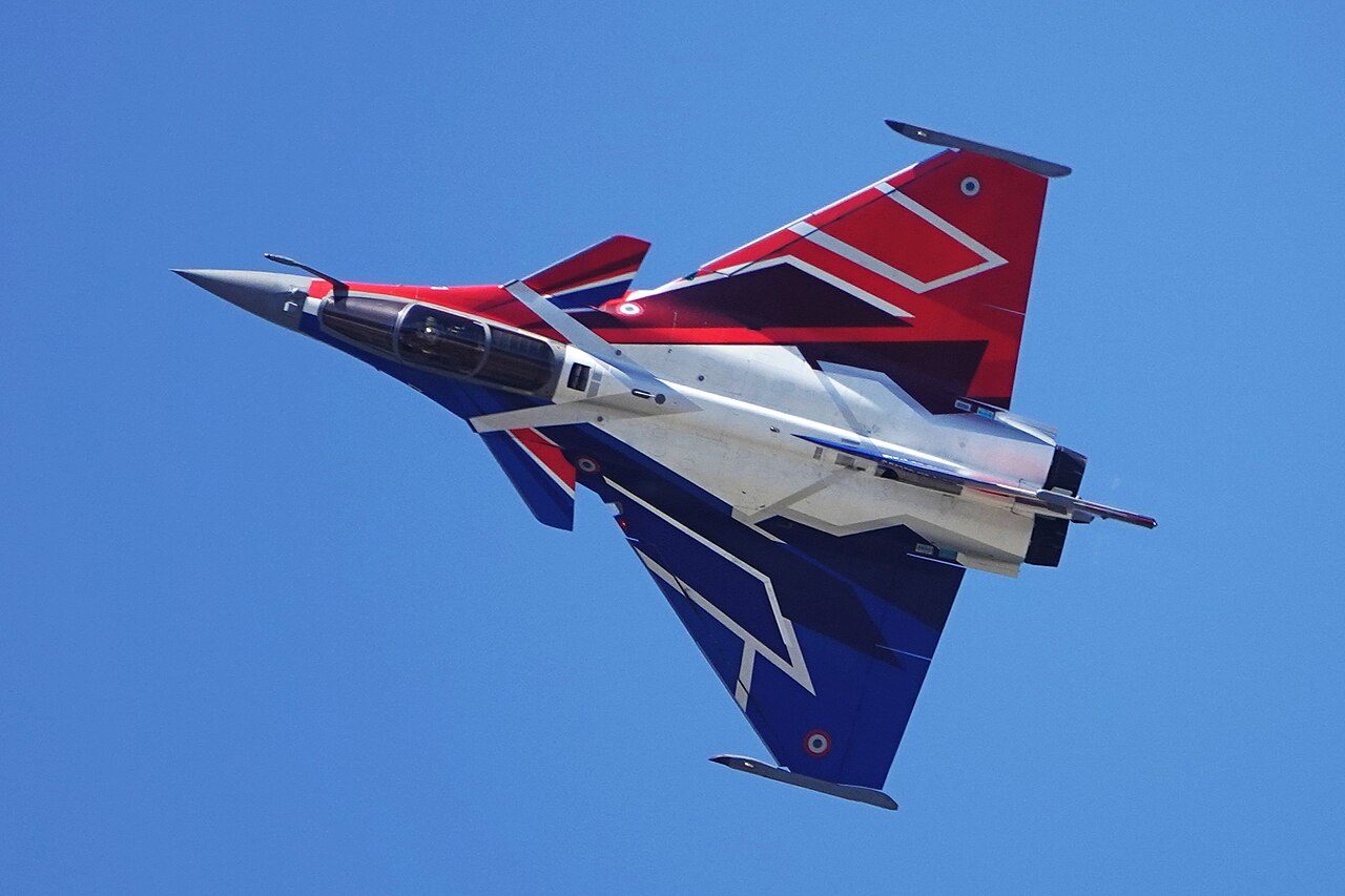 Fransız Rafale muharip uçağı sergi uçuşunda havada
