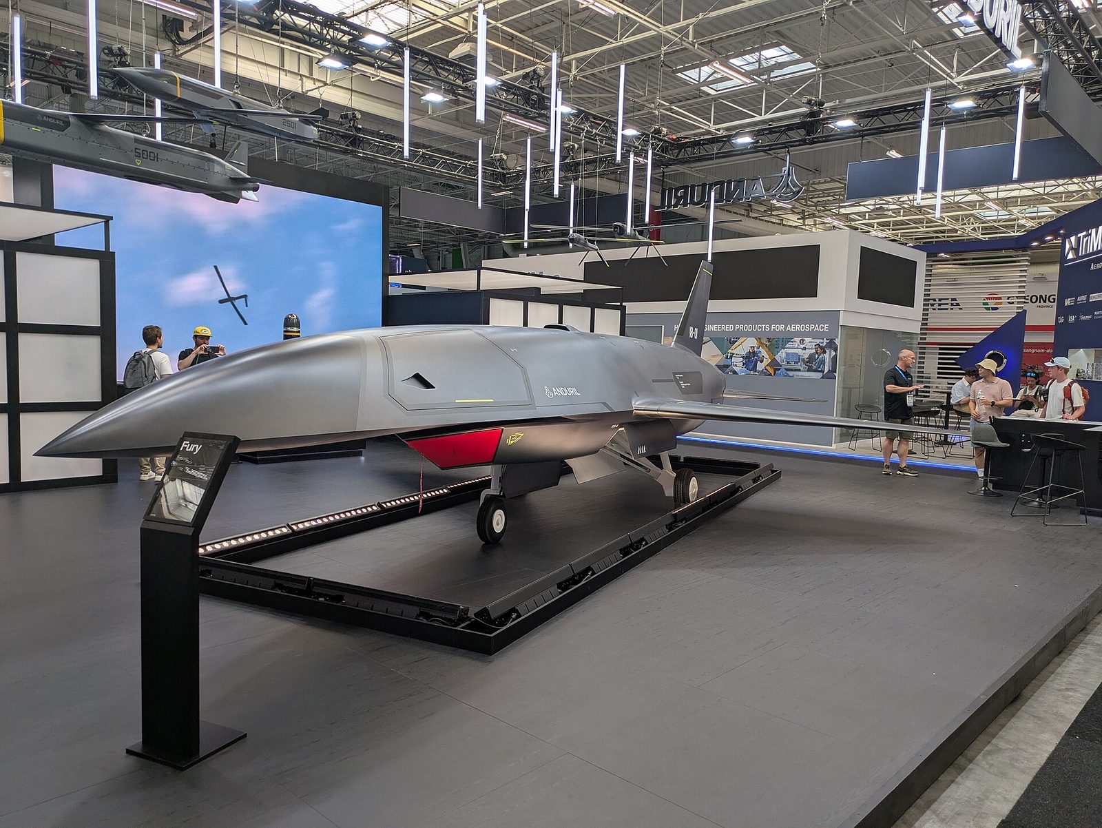 Anduril YFQ-44A Fury insansız savaş uçağı fuar standında