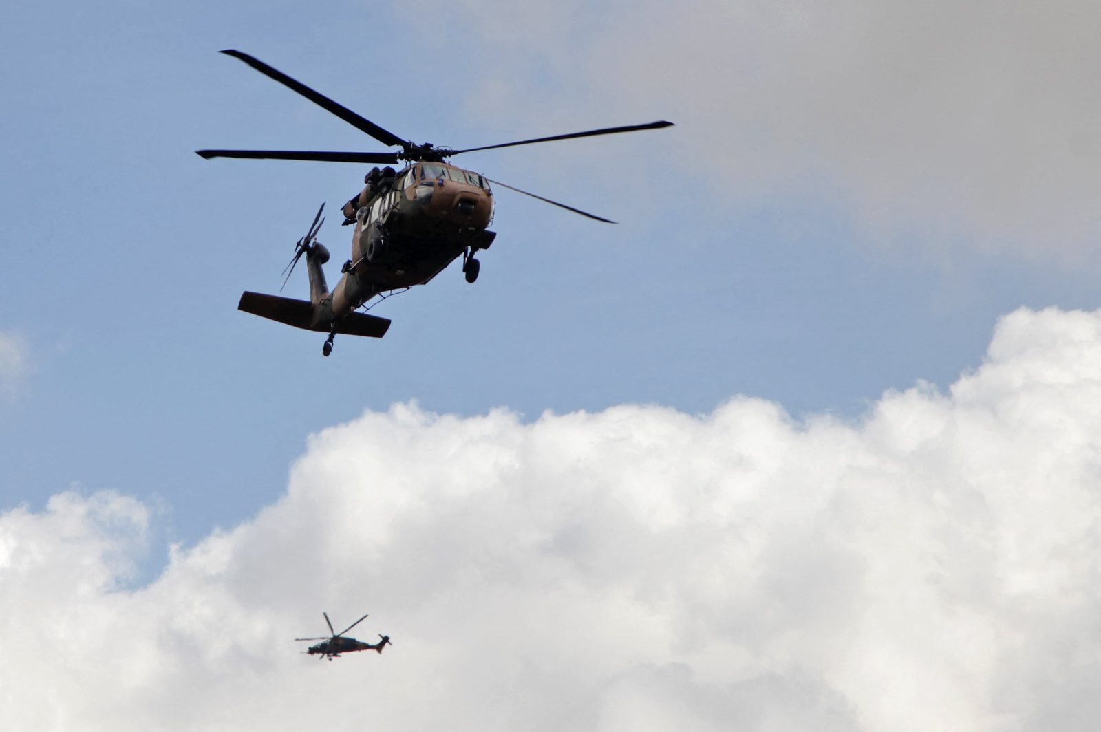 Türk Silahlı Kuvvetleri kamuflajıyla iki T-70 Kara Şahin helikopteri havada süzülürken