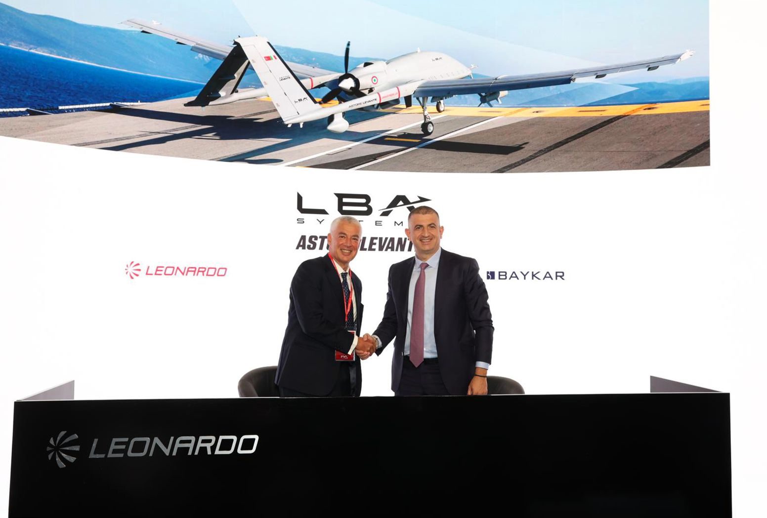 LBA Systems standında Baykar CEO Haluk Bayraktar ve Leonardo yetkilisi imza töreninde