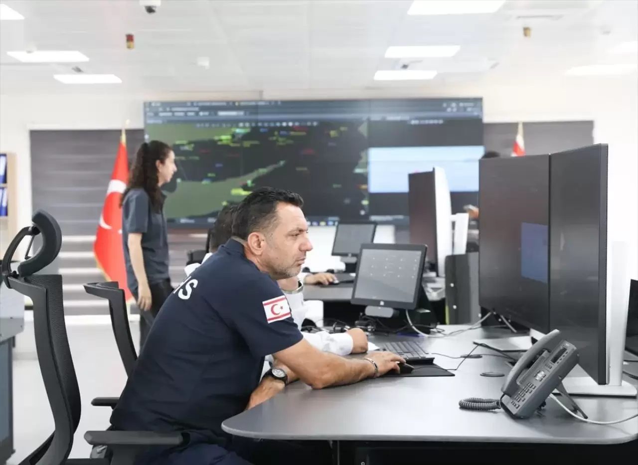 KKTC Gemi Trafik Hizmetleri Merkezi'nde uzmanlar radar ve elektronik seyir ekranları önünde