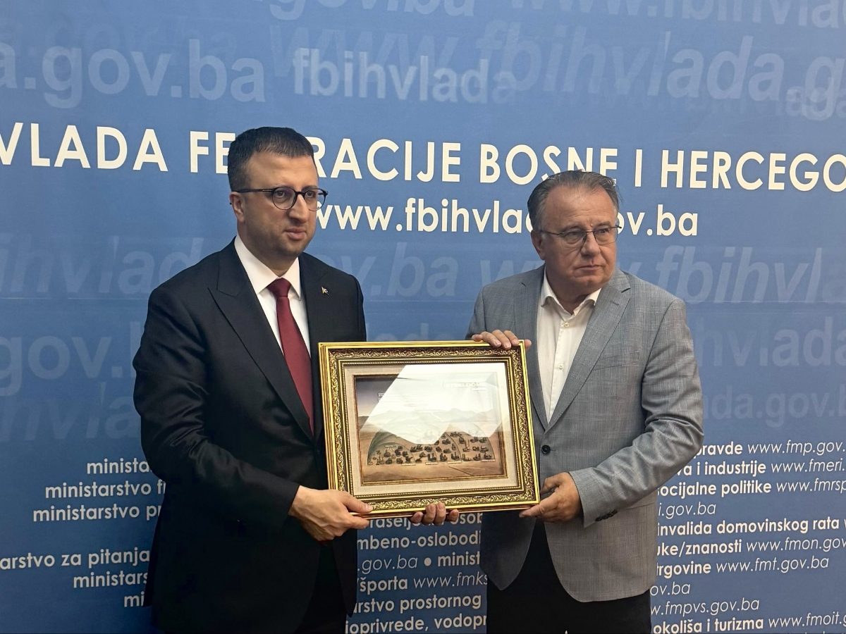 ASELSAN Genel Müdürü Ahmet Akyol ve Bosna Hersek Savunma Bakanı Zukan Helez Saraybosna'daki bağış imza töreninde
