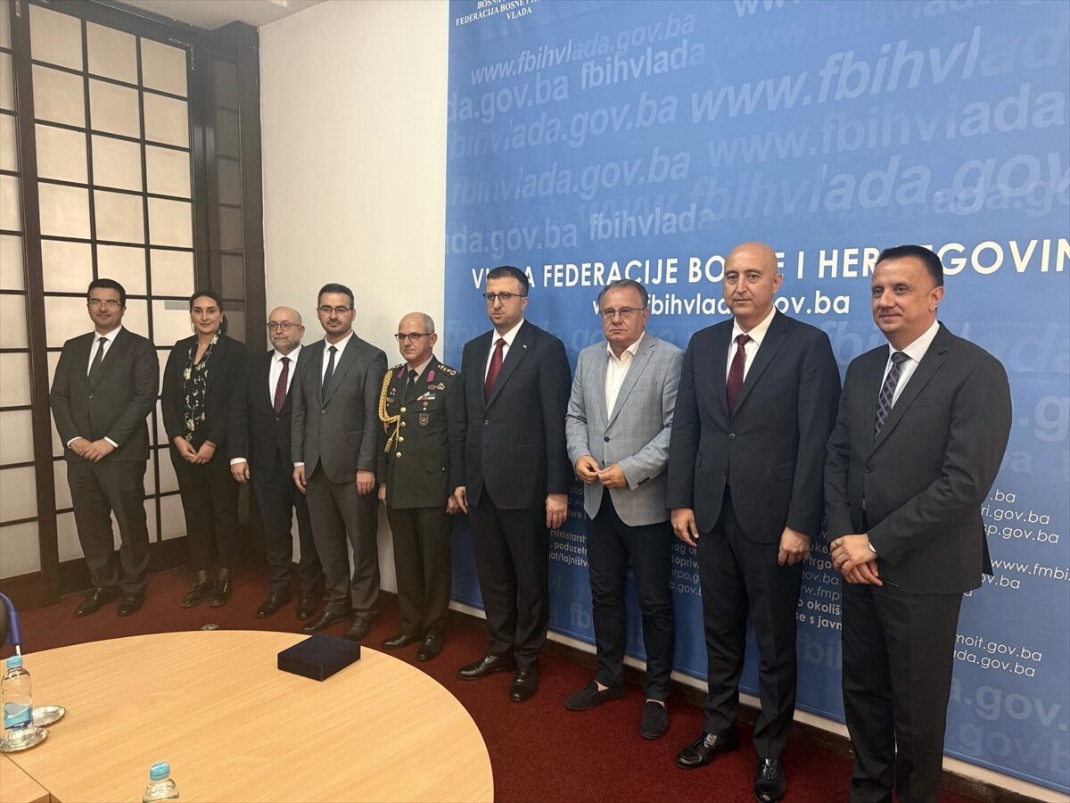 ASELSAN heyeti ve Bosna Hersek Federasyonu yetkilileri Saraybosna'daki görüşmenin ardından bir arada