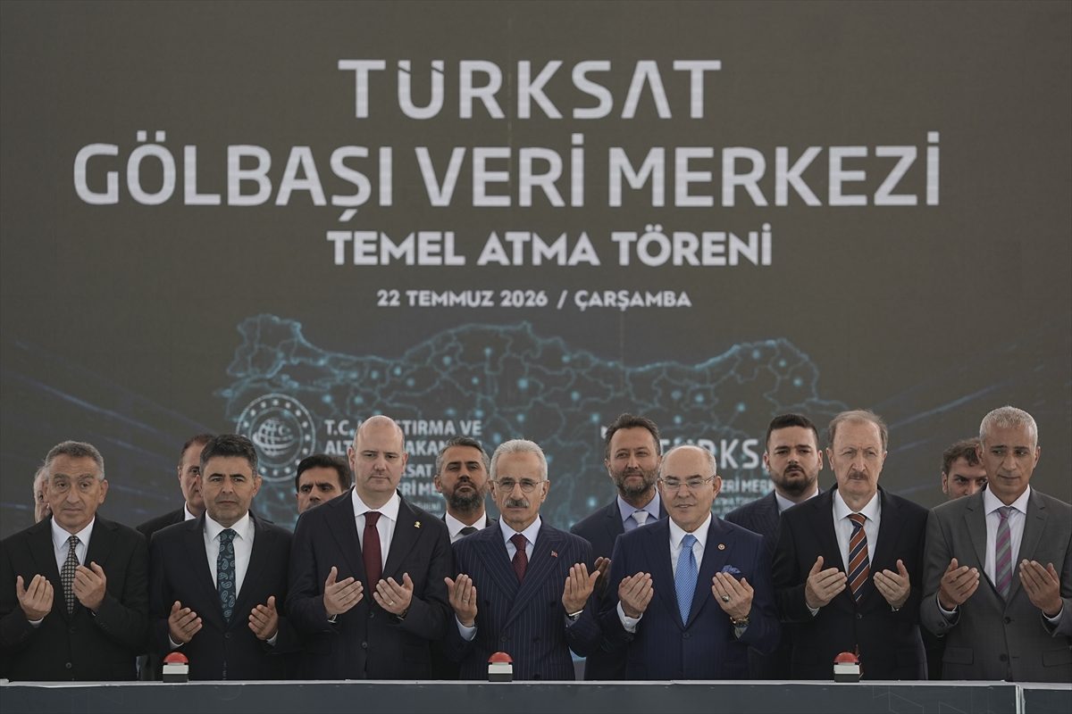 Ulaştırma ve Altyapı Bakanı Uraloğlu TÜRKSAT Gölbaşı Veri Merkezi temel atma töreninde protokolle birlikte