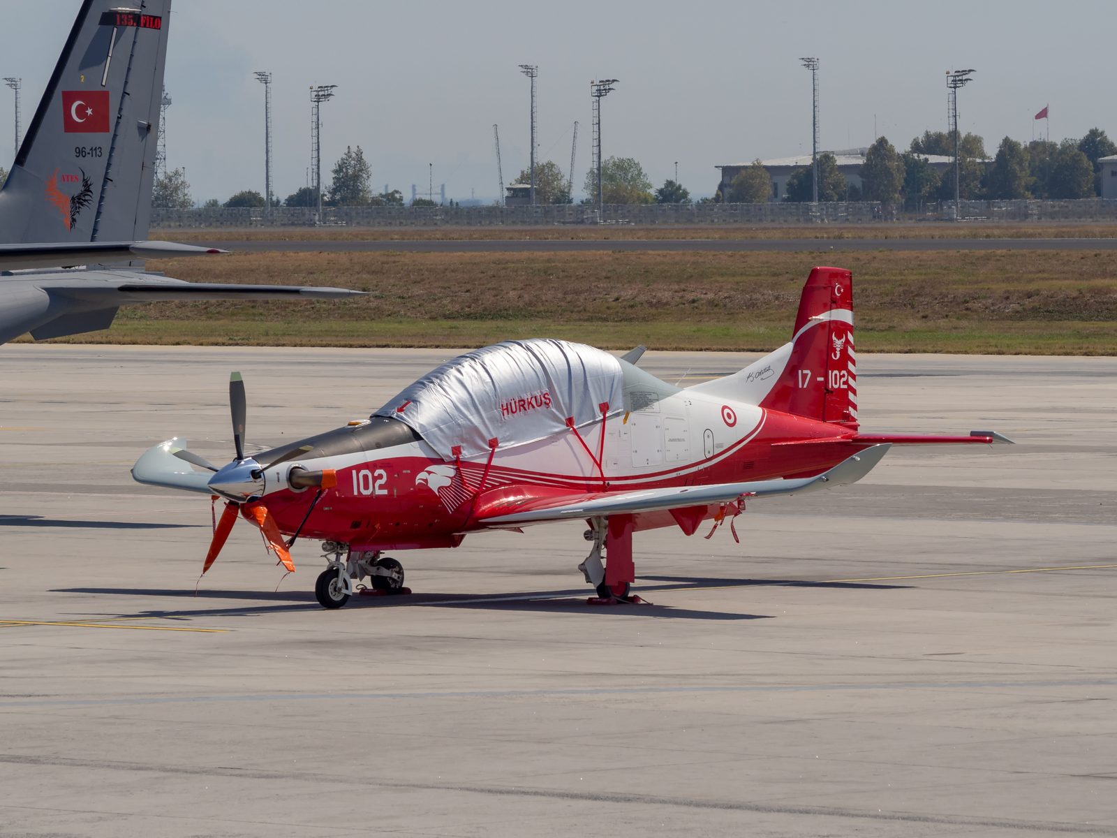 TAI HÜRKUŞ turbopropla eğitim uçağı Türk Yıldızları renklerinde havada