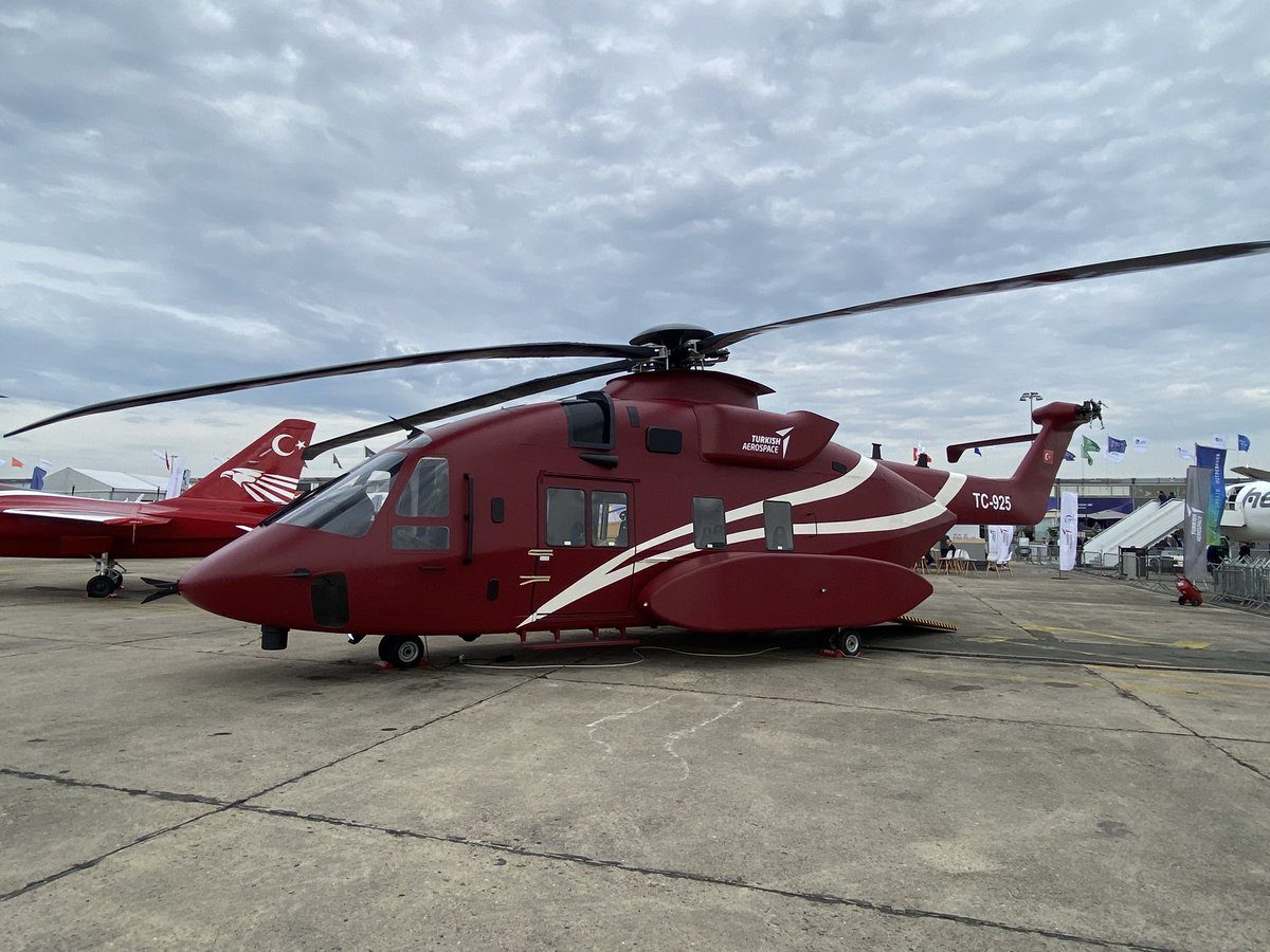 TAI T-925 çok maksatlı ağır helikopter prototipi hangarda sergilenirken