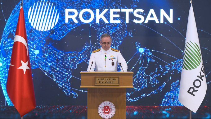 MSB Sözcüsü Tuğamiral Zeki Aktürk ROKETSAN kürsüsünde basın bilgilendirmesi yaparken