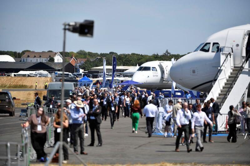 Farnborough International Airshow 2026 fuar alanında ziyaretçi kalabalığı