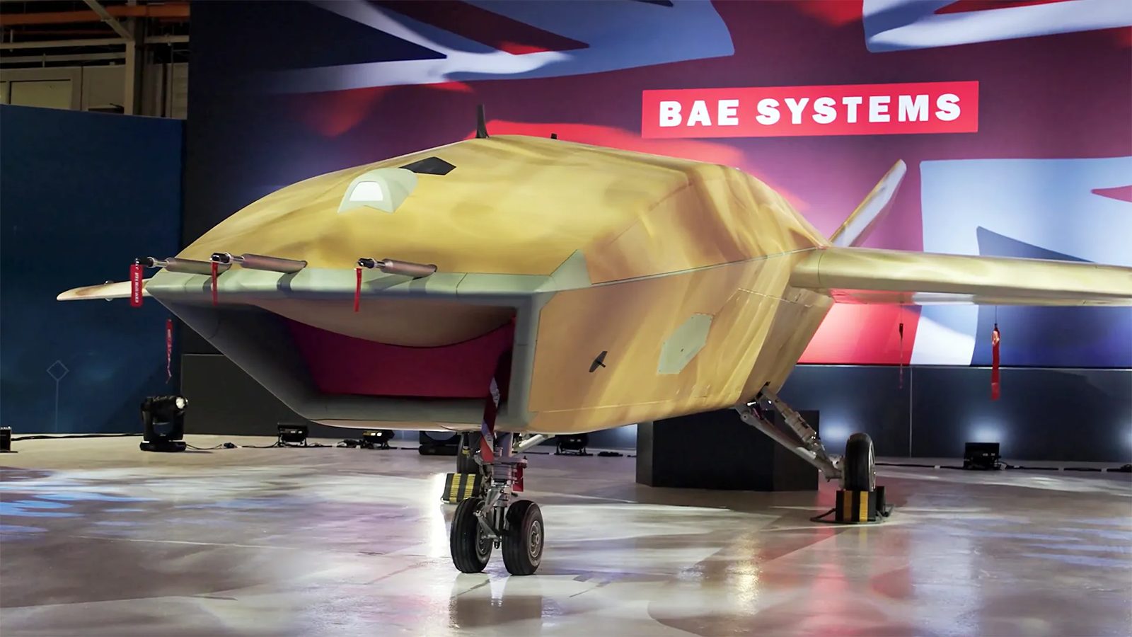 BAE Systems Brontanax insansız muharip hava aracı sergilenirken