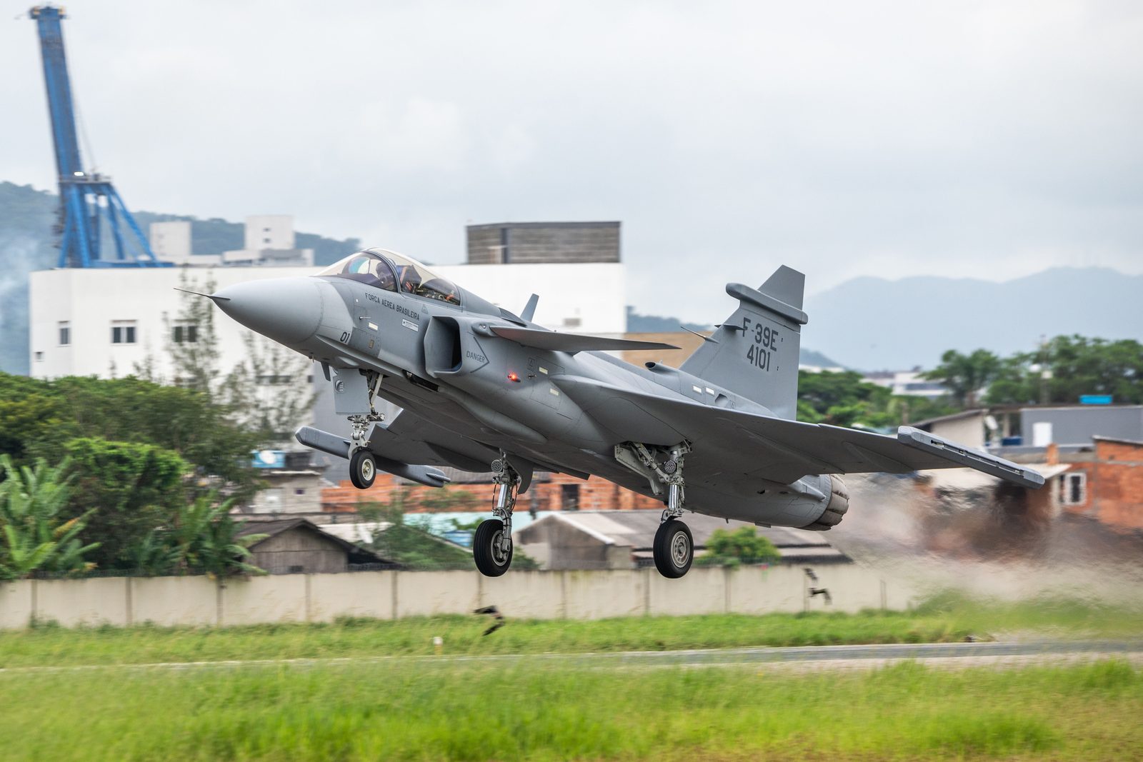 Saab Gripen E savaş uçağı Brezilya renklerinde havada