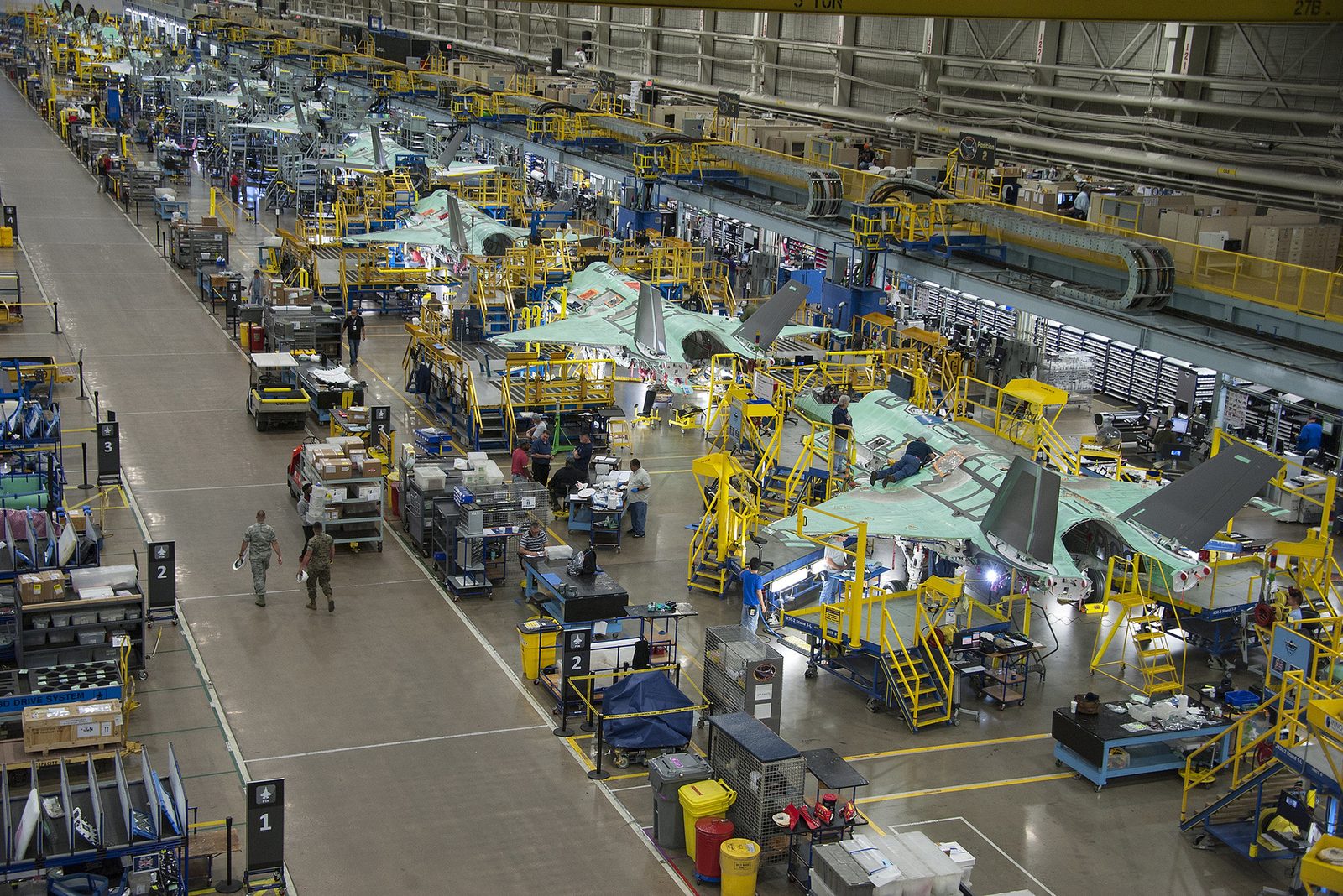 Lockheed Martin Fort Worth F-35 üretim hattında işçiler