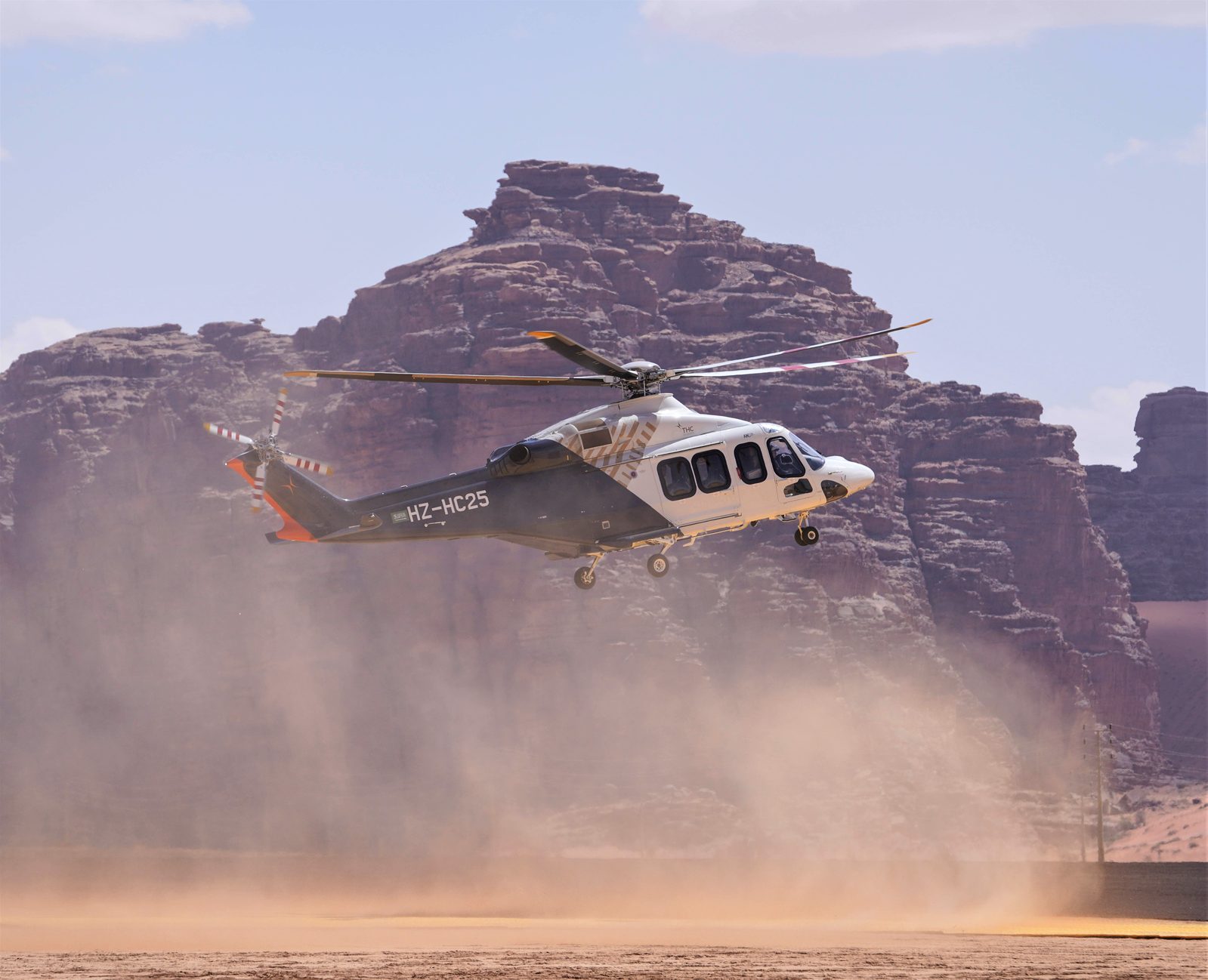 Leonardo AW139 helikopter beyaz özel yolcu konfigürasyonunda havada