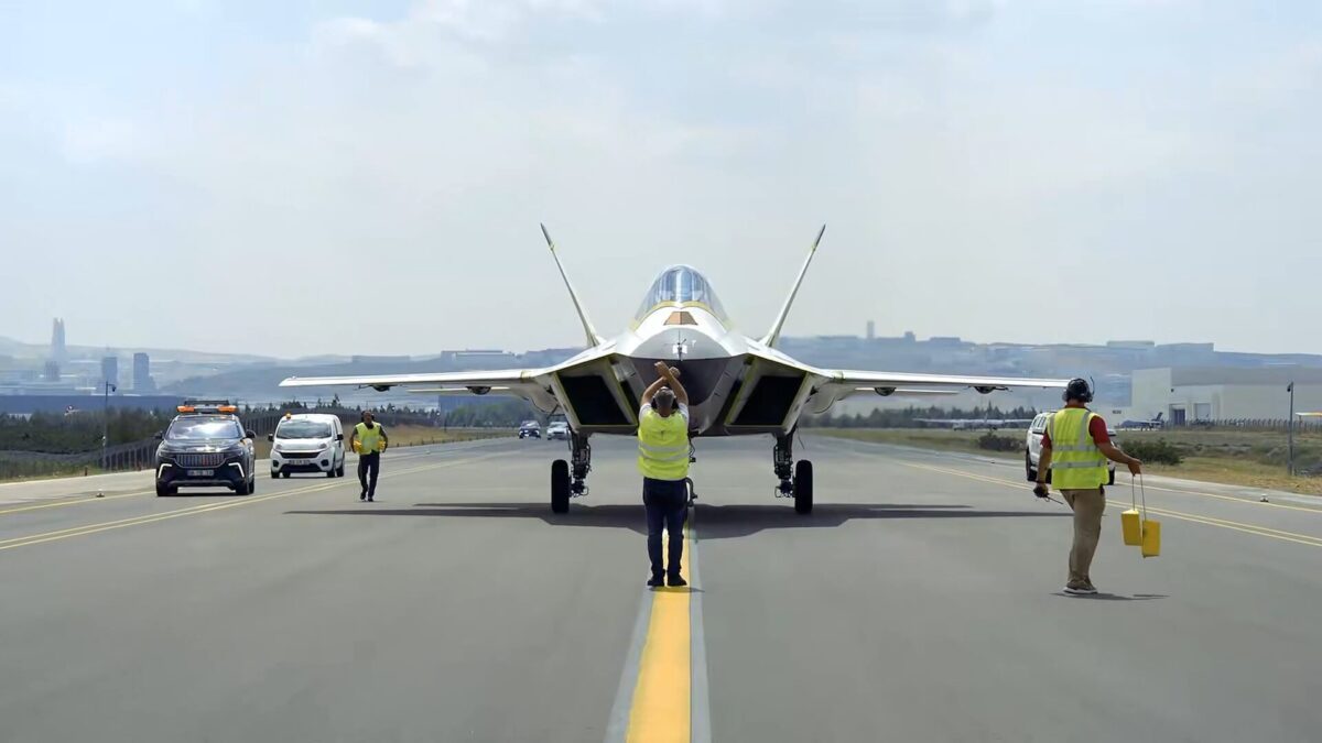 KAAN P1 prototipi TUSAŞ Kahramankazan pistinde taksi testi sırasında
