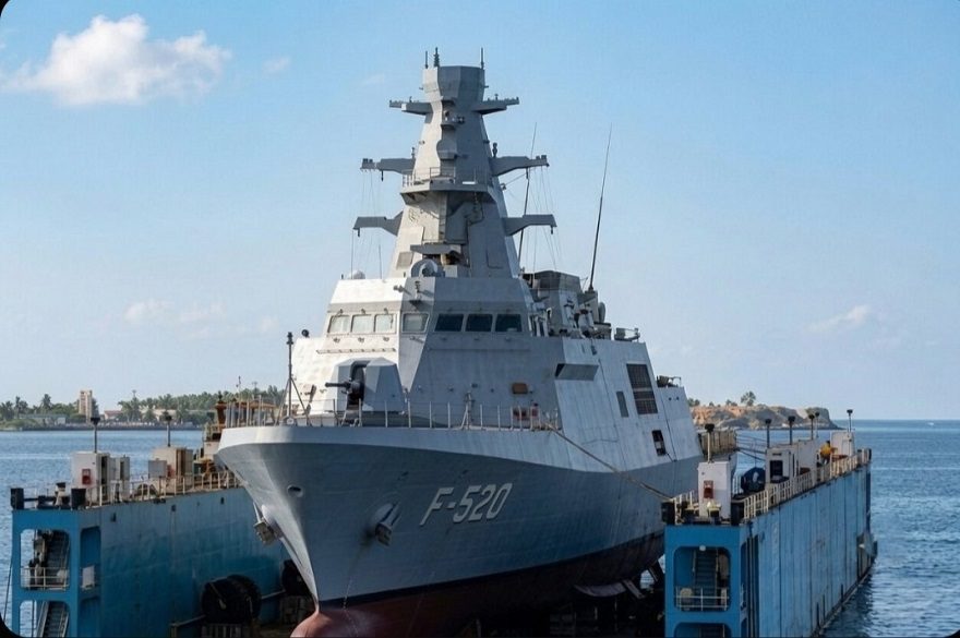 TCG KARADENİZ F-520 fırkateyni Sedef Tersanesi'nde denize kayarken