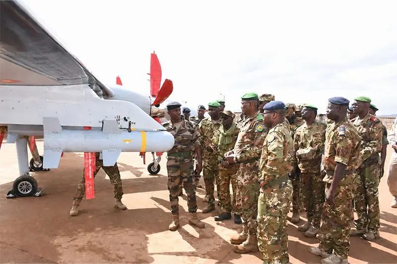 Mali generalleri Sévaré Hava Üssü'nde teslim alınan AKINCI TİHA'nın kanat altındaki güdümlü mühimmatı incelerken