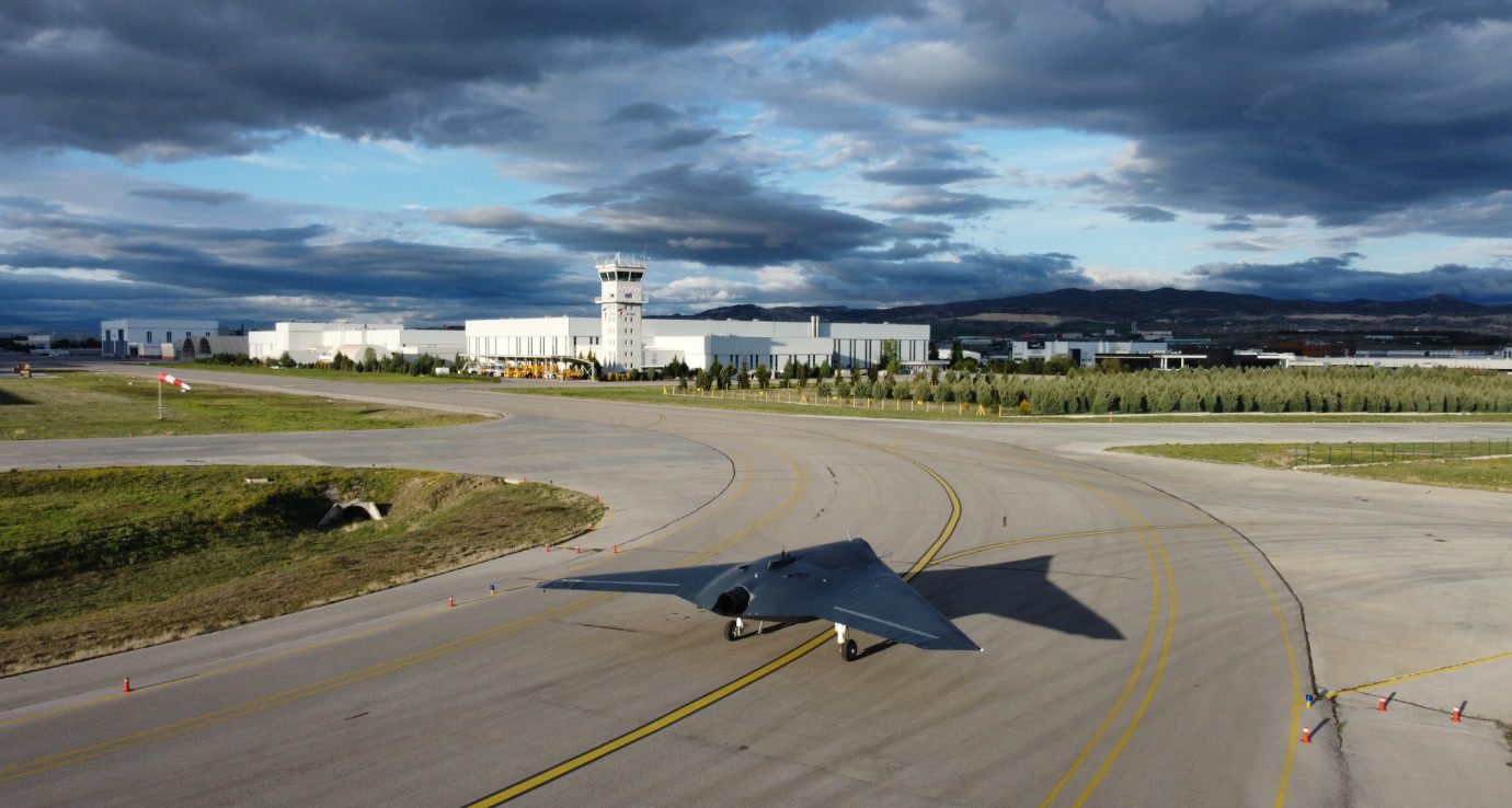 TUSAŞ ANKA-3 gizli insansız savaş uçağı flying-wing konfigürasyonunda pistte
