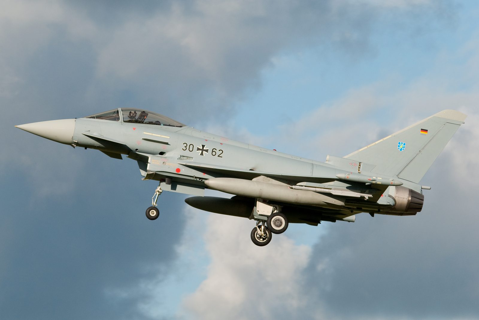 Eurofighter Typhoon savaş uçağı havada uçuş sırasında yandan görünüm