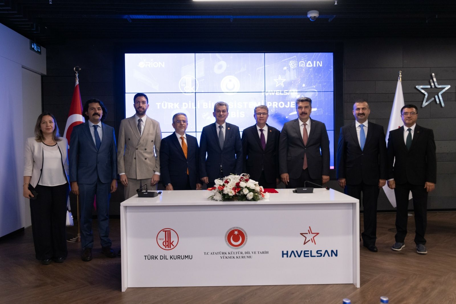 HAVELSAN ve Türk Dil Kurumu heyetleri imza töreninde toplu hâlde