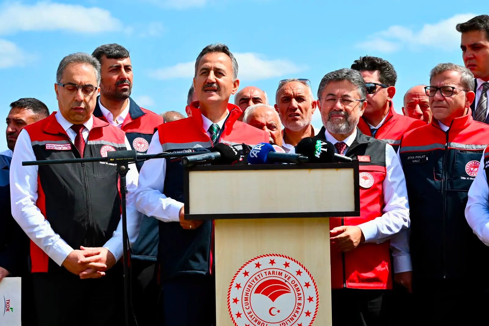 GEKİS hayvan takip sistemi tanıtım töreninde kürsüde açıklama yapılıyor