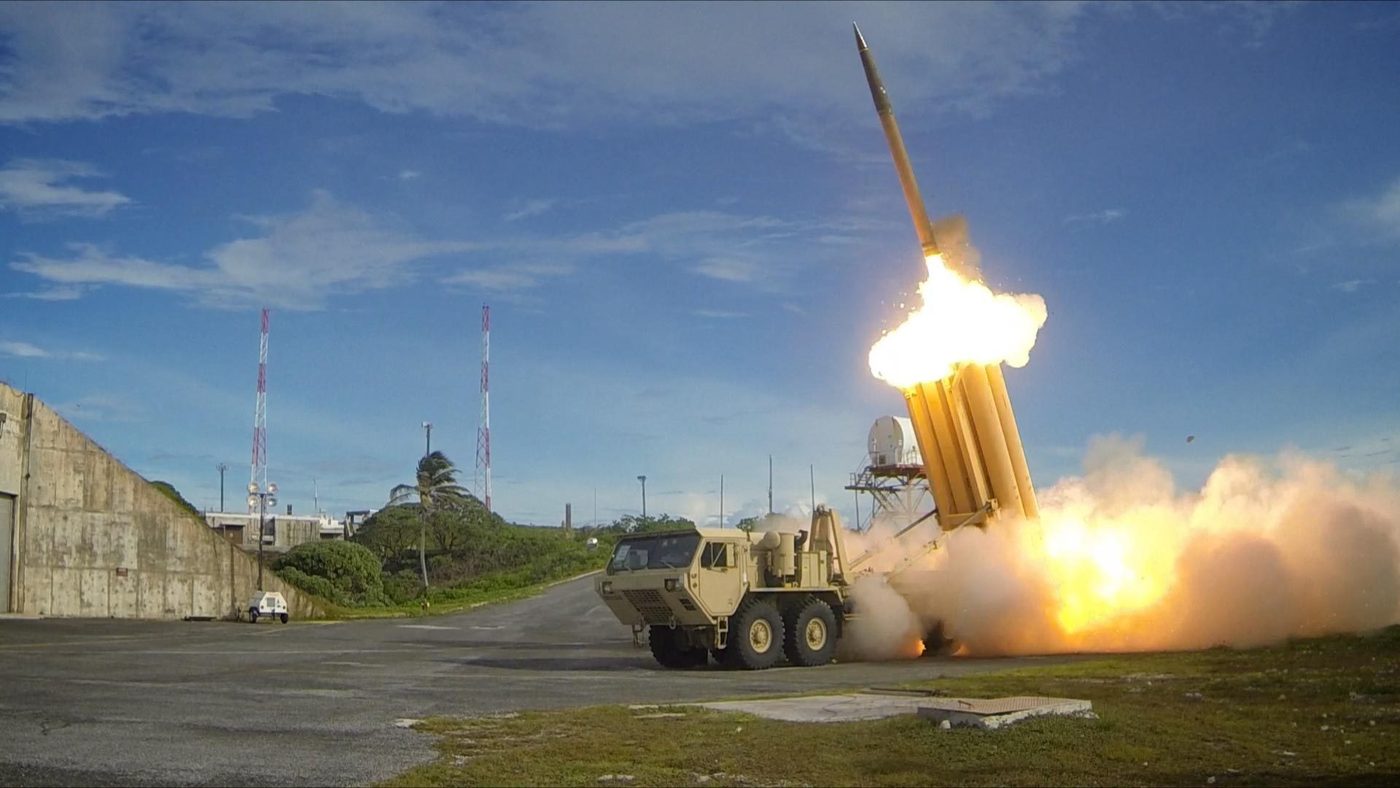 THAAD önleyici füzesi fırlatma rampasından ateşlenirken