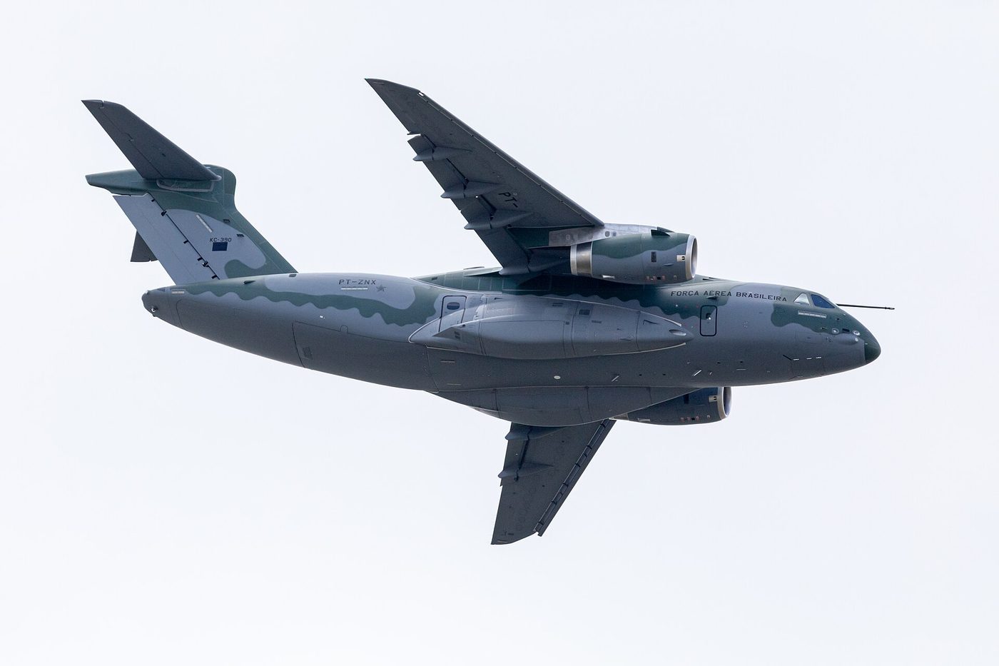 KC-390 askerî nakliye uçağı havada seyir hâlinde