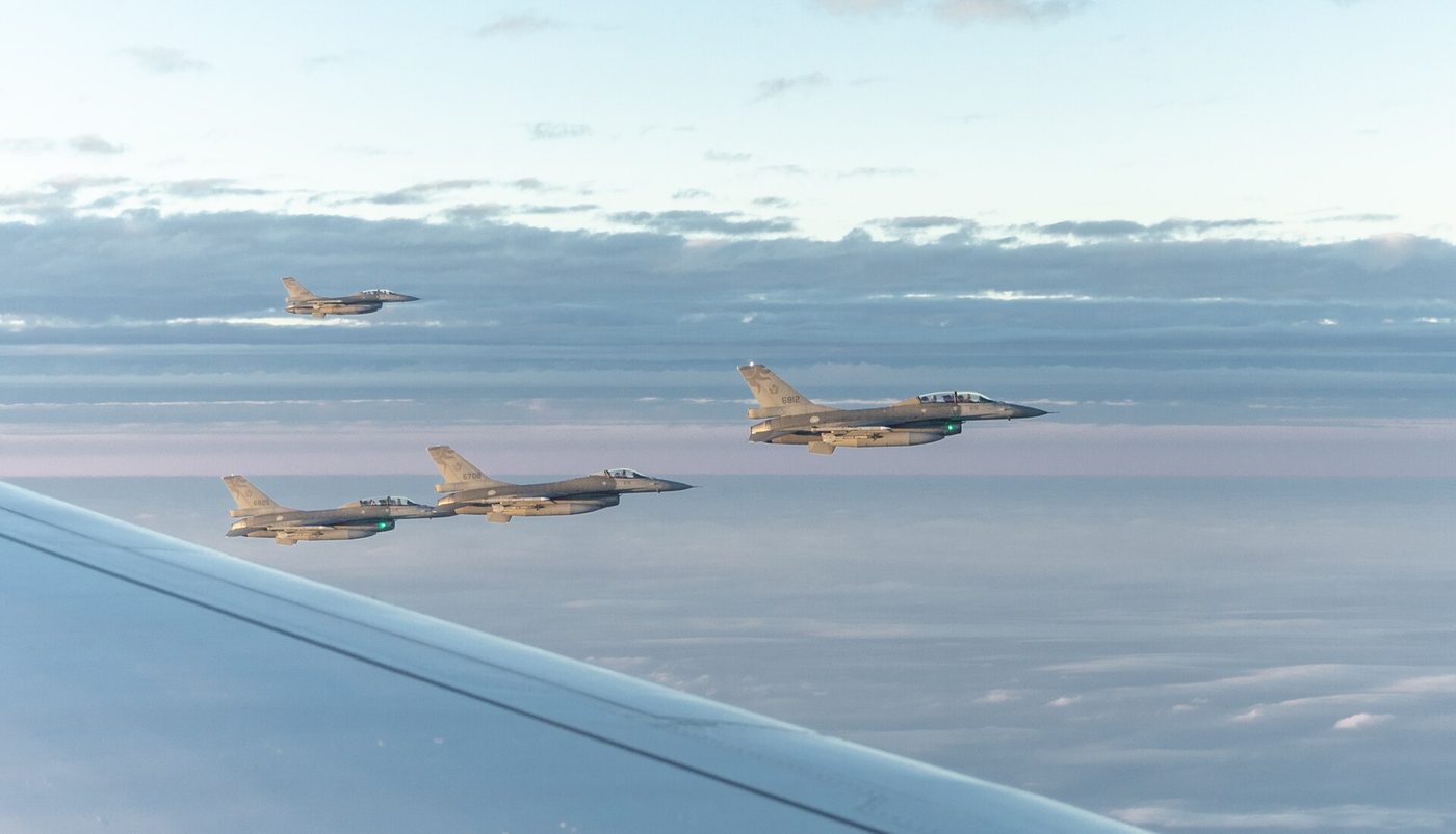 F-16 savaş uçakları bulutların üzerinde kol uçuşunda