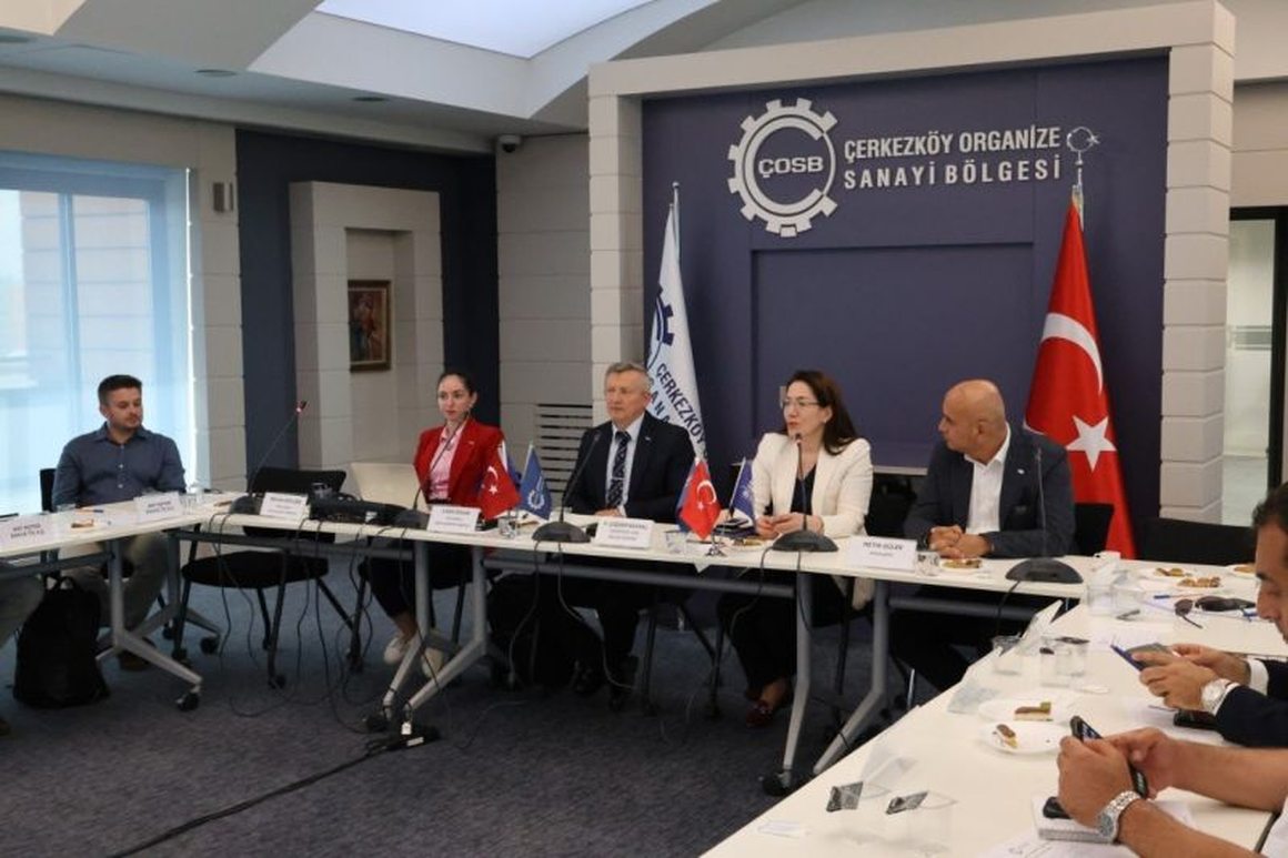 Çerkezköy OSB salonunda düzenlenen tedarikçi toplantısında konuşmacı heyeti