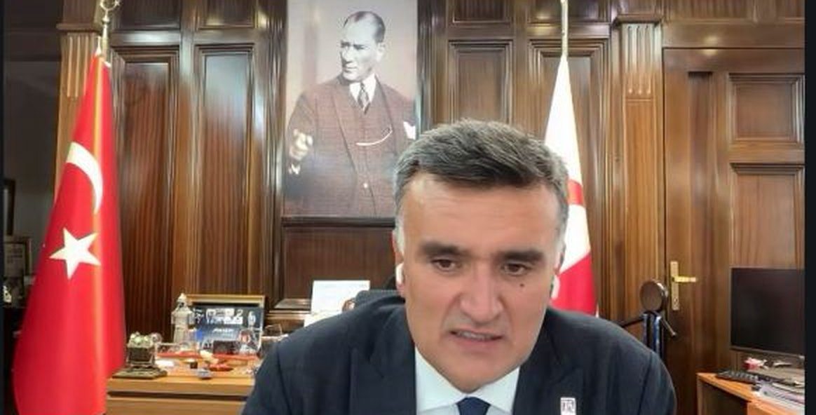 ODTÜ Rektörü Ahmet Yozgatlıgil makamından çevrim içi ders anlatırken