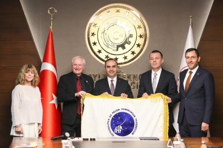 Sanayi ve Teknoloji Bakanı Mehmet Fatih Kacır ve IAF heyeti IAC 2026 bayrak töreninde