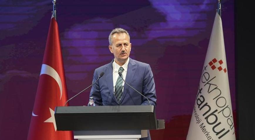 Cumhurbaşkanlığı Savunma Sanayii Başkanı Prof. Dr. Haluk Görgün 9. Vecihi Hürkuş Ödülleri töreninde kürsüde konuşuyor