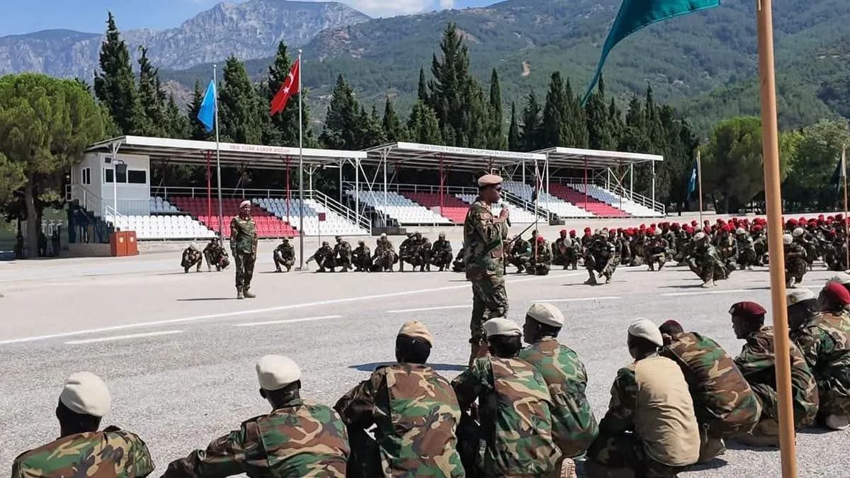 Somali 21. Gorgor Tugayı komandoları Manisa Anadolu Kışlası'nda mezuniyet töreninde
