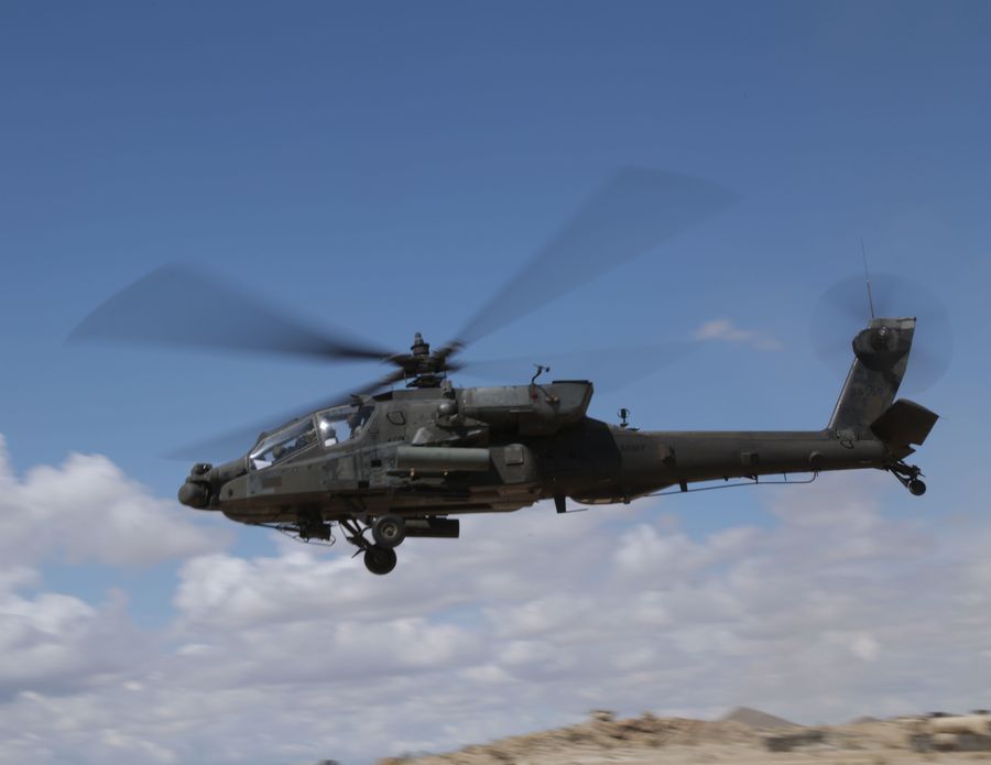 ABD Kara Kuvvetleri AH-64 Apache saldırı helikopteri uçuşta
