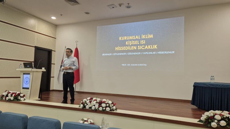 Prof. Dr. Hakan Karataş SAHA MBA katılımcılarına Ankara'da Kurumsal İklim başlıklı dersi verirken