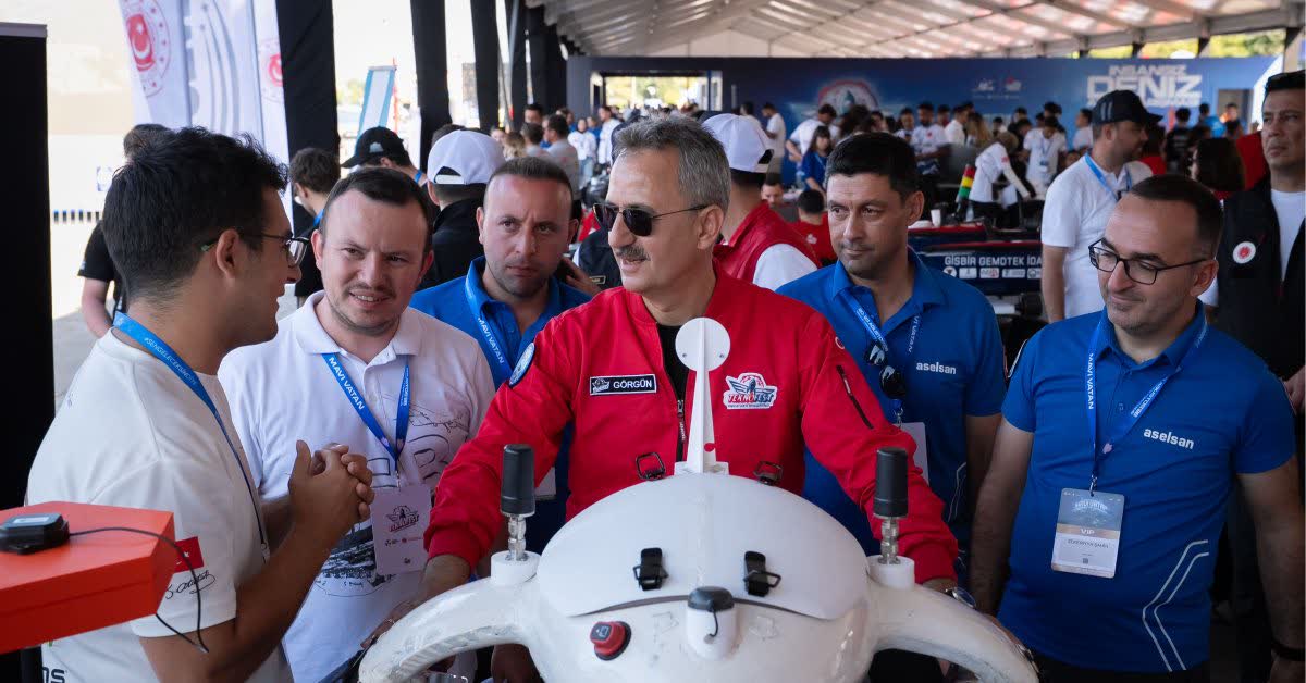 Savunma Sanayii Başkanı Prof. Dr. Haluk Görgün gençlerle teknoloji projesi başında