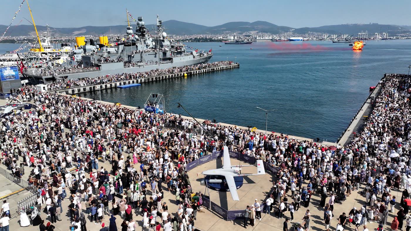 TEKNOFEST Mavi Vatan Gölcük tersanesinde yoğun kalabalık, gemi ve İHA sergisi havadan çekim